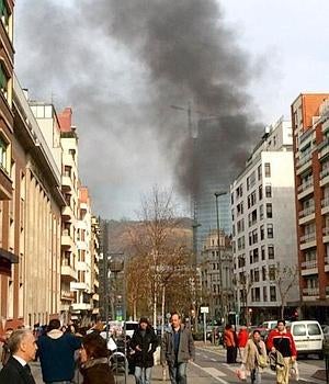 ¿La Torre Iberdrola en llamas? La quema de unos contenedores ha dejado esta impresión óptica. / Imanol Urrestizala