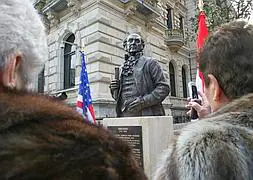El busto está junto a la Diputación./ M. Bartolomé
