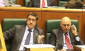 López y Ares, durante la sesión de control del Parlamento. / Blanca Castillo