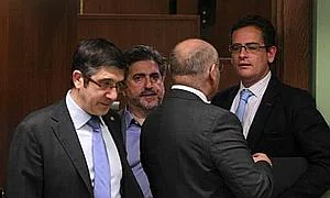 Basagoiti charla con los dirigente socialistas en los pasillos del Parlamento vasco. / EL CORREO
