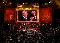 Gorbachov, con el cantante de Scorpions en el Royal Albert Hall de Londres. /Atlas