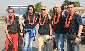 Edurne Pasaban y su equipo llegaron a Katmandú, y ya han comenzado los trámites necesarios para la expedición. / FERNANDO J. PÉREZ