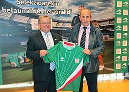 Los entrenadores Javier Irureta y Miguel Etxarri posan con la camiseta de la Selección./ Telepress