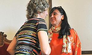 Asunción Guerra felicita a la alcaldesa de Bildu tras la toma de posesión.