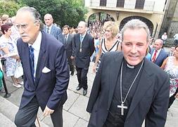 Azkuna y el obispo de Bilbao tras la misa ofrecida a la 'Amatxu'./Telepress