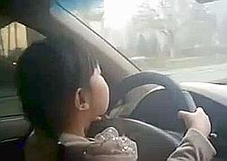 La pequeña Yun Lee al volante.