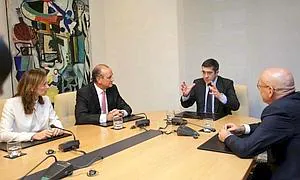 López conversa con la secretaria general y el presidente de Confebask, Nuria López de Guereñu, Miguel Ángel Lujua, y Gregorio Rojo./ Efe