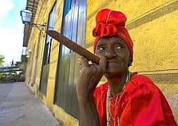 Una mujer fuma un puro en La Habana./ AFP