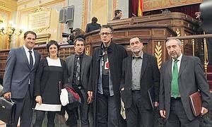 Seis de los siete diputados de Amaiur, en el acto de constitución de las Cortes./ Efe