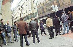 Familiares del cuarto implicado le han acompañado a los juzgados./ L. Calabor