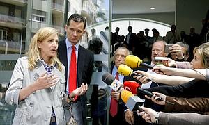 La Infanta Cristina, acompañada por su marido, Iñaki Urdangarin, a su llegada al hospital Clínic de Barcelona para visitar al Rey don Juan Carlos en 2011. / ABC