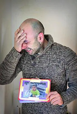 Jon se derrumba al mostrar una foto de su hijo. /Ignacio Pérez