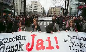 Cabeza de la manifestación en contra de la apertura de comercios en festivo./ I. Pérez