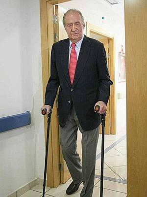 El Rey Juan Carlos, a su salida hoy de la habitación tras recibir el alta hospitalaria. / EFE