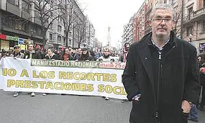 El secretario general de ELA, Adolfo Muñoz, a la cabeza de una manifestación el pasado 25 de febrero./ Telepress