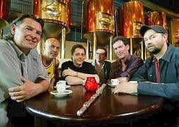 Los miembros actuales de la formación. Videoclip: Gwendal, en la fiesta de la Carballeira de Zas (A Coruña) en 2010.