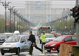 Bucarest es conocida como la 'pequeña París'. Boulevard de la unificación con el palacio de Ceaucescu al fono.