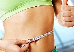 Una mujer celebra su contorno de cintura de 60 centímetros. / Fotolia