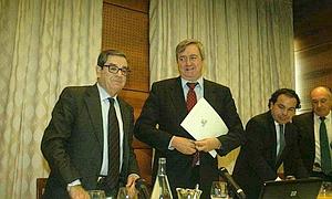 Fernández, el consejero Aguirre, Gómez (SEA-Emprearios Alaveses y Sánchez (Ekargi) en el acto donde tuvo lugar el controvertido discurso./ J.A.