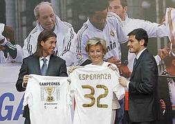 La presidenta de Madrid, junto a Ramos y a Casillas. / Reuters