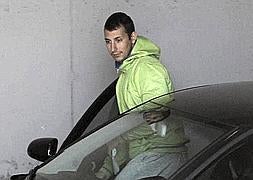Arístides monta en su coche tras salir de los juzgados de Gijón. /Joaquín Bilbao