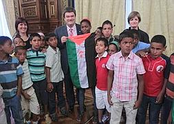 El diputado de Presidencia de la Diputación foral de Bizkaia, Juan María Aburto con la bandera de la República Árabe Saharaui obsequiada por los niños del Sahara
