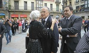 Iñaki Azuna recibe las condolencias de varios ciudadanos antes del funeral ante la atenta mirada de su hijo Alejandro./ Jordi Alemany