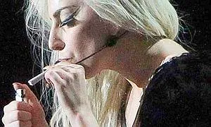 Lady Gaga enciende un porro tras su actuación. /Youtube