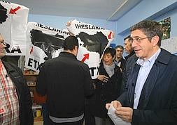 Un grupo de radicales con carteles a favor de los presos acosa al lehendakari cuando acudía a votar