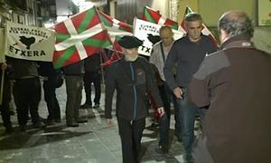 Uribetxeberria es recibido con banderas al llegar a su pueblo. / Europa Press