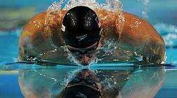El nadador, a punto de sumergirse en el agua