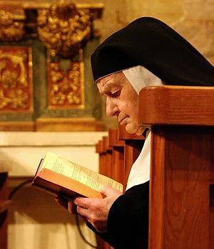 Sor Teresita dedica gran parte del día a leer los textos de la diócesis./ ABC