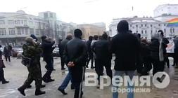 Una multitud ataca a activistas gays en Rusia