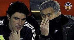 Mourinho, con Karanka en Mestalla. /Reuters