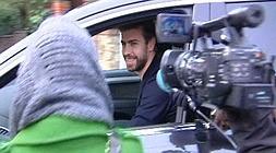 El futbolista Gerard Piqué, a su salida de la clínica donde Shakira dio a luz el martes. /Efe