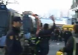 Los bomberos de La Coruña, vitoreados por negarse a participar en un desahucio