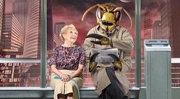 Una señora, con un alienígena en el cartel.