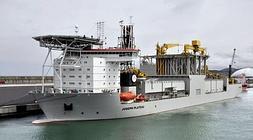 El 'Joseph Plateau'', en el puerto de Zierbana. / EFE