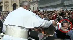 El Papa intercambia su solideo con otro cura, al que ayudaba un joven./ Youtube
