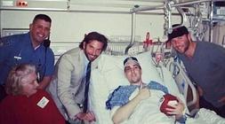 Jeff Bauman, en el hospital con unas visitas. /Facebook
