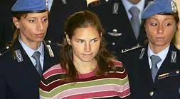 Amanda Knox llega a una vista previa a su juicio, en 2008./ Reuters