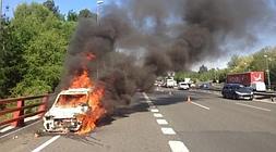 El coche, en llamas en el corredor del Txorierri. /B.Agudo