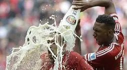 Ribéry recibe la 'ducha' por parte de Boateng.