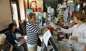 Una mujer pide sus medicinas hoy en una farmacia de Vitoria. / I. Aizpuru | Vídeo: Diario Vasco