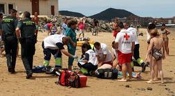 Personal del 061 y de Cruz Roja atienden al hombre en la playa. / R. Sánchez