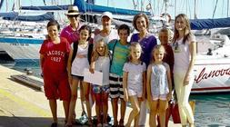 La reina con todos sus nietos, doña Letizia y la infanta Elena, en el muelle de Calanova. /Efe