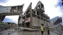 Dos operarios trabajan en la demolición de San Mamés. / Fernando Gómez