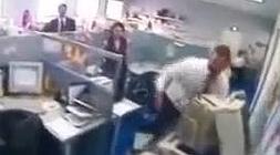 El hombre destroza la impresora./ Youtube