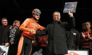 Igor Antón y Madariaga en un homenaje durante la Fiesta de la Bicicleta en Derio./ Telepress