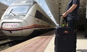 Un viajero espera para subirse en un Alvia./ R. del Val